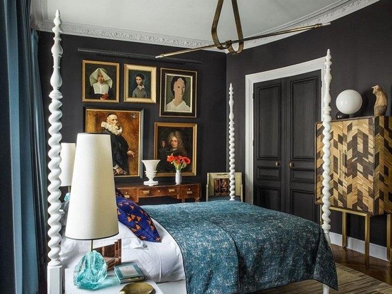 Phòng ngủ với thiết kế nội thất kiểu Pháp điển nhấn là các bức tranh